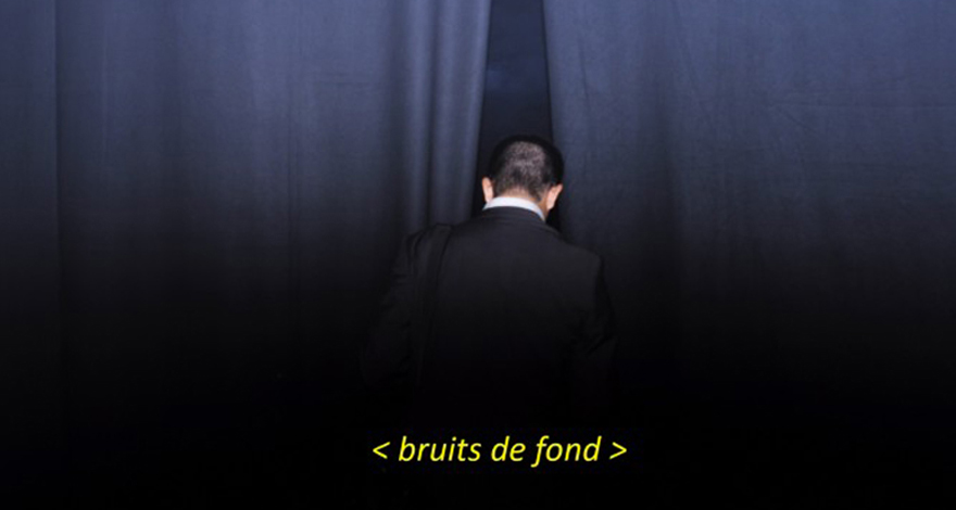 < bruits de fond >